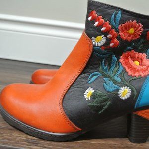 Leather boots with floral print